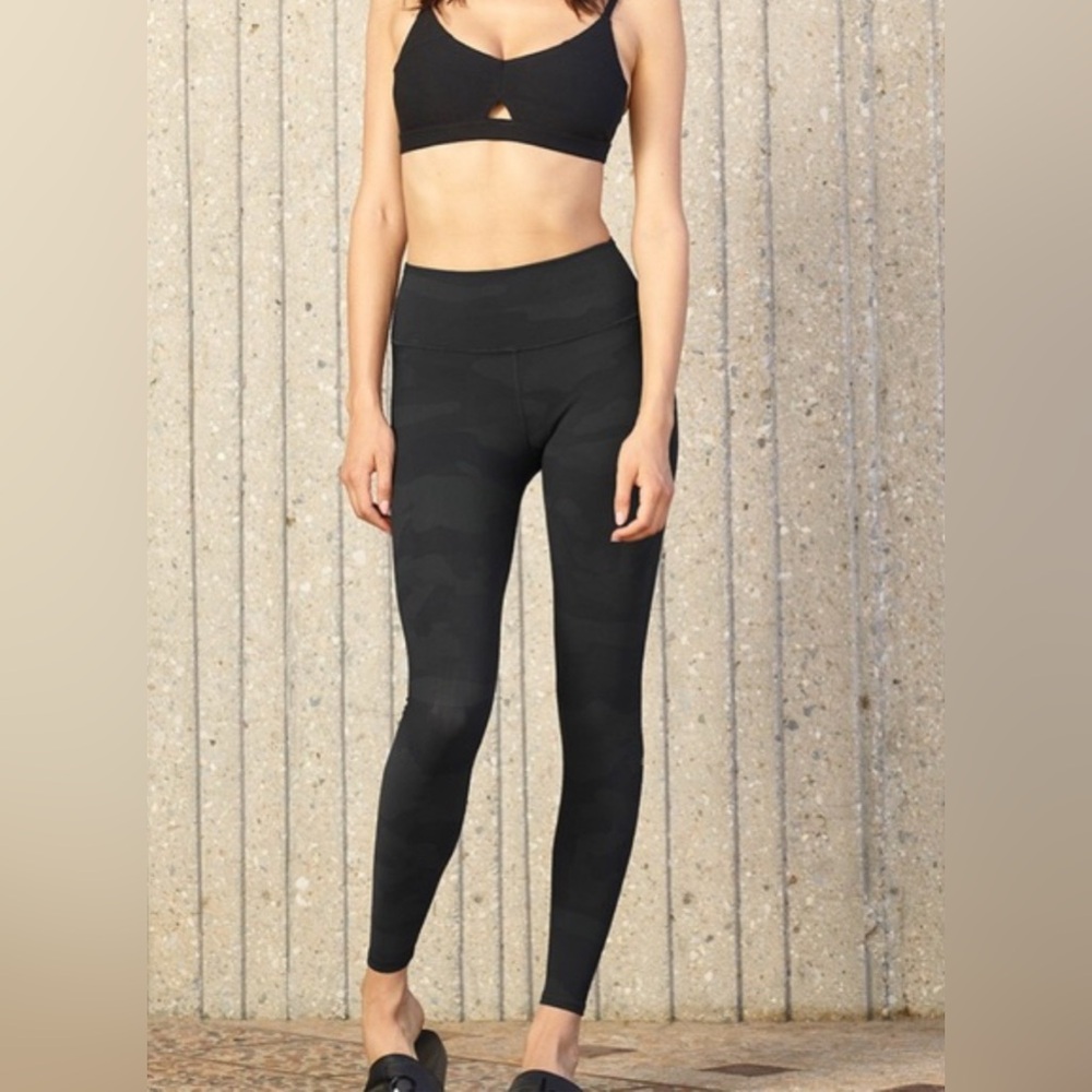 ALO Yoga Camo Black and Grey Leggings Size: XS - Picture 2 of 5